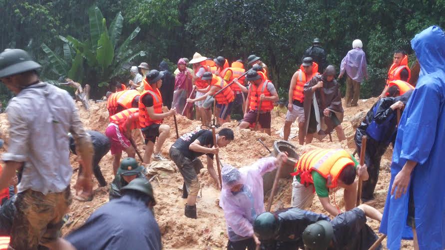 Lực lượng chức năng c&ugrave;ng nh&acirc;n d&acirc;n khẩn trương đ&agrave;o bới đất đ&aacute; t&igrave;m kiếm người th&acirc;n anh Cao Văn Vỹ sau vụ lở đất ch&ocirc;n v&ugrave;i căn nh&agrave;
