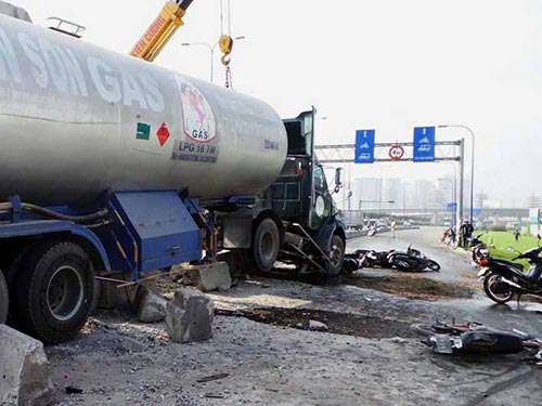 Xe đầu kéo tông nhiều xe máy, 7 người bị thương