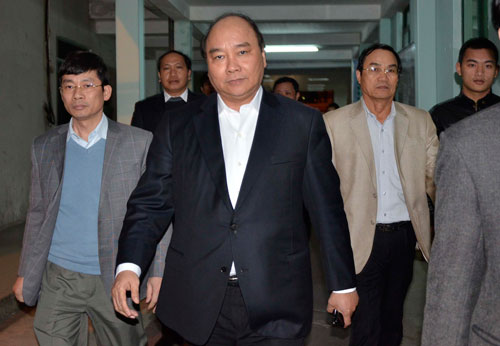 Ph&oacute; Thủ tướng Nguyễn Xu&acirc;n Ph&uacute;c đến thăm &ocirc;ng Nguyễn B&aacute; Thanh tối 13-1