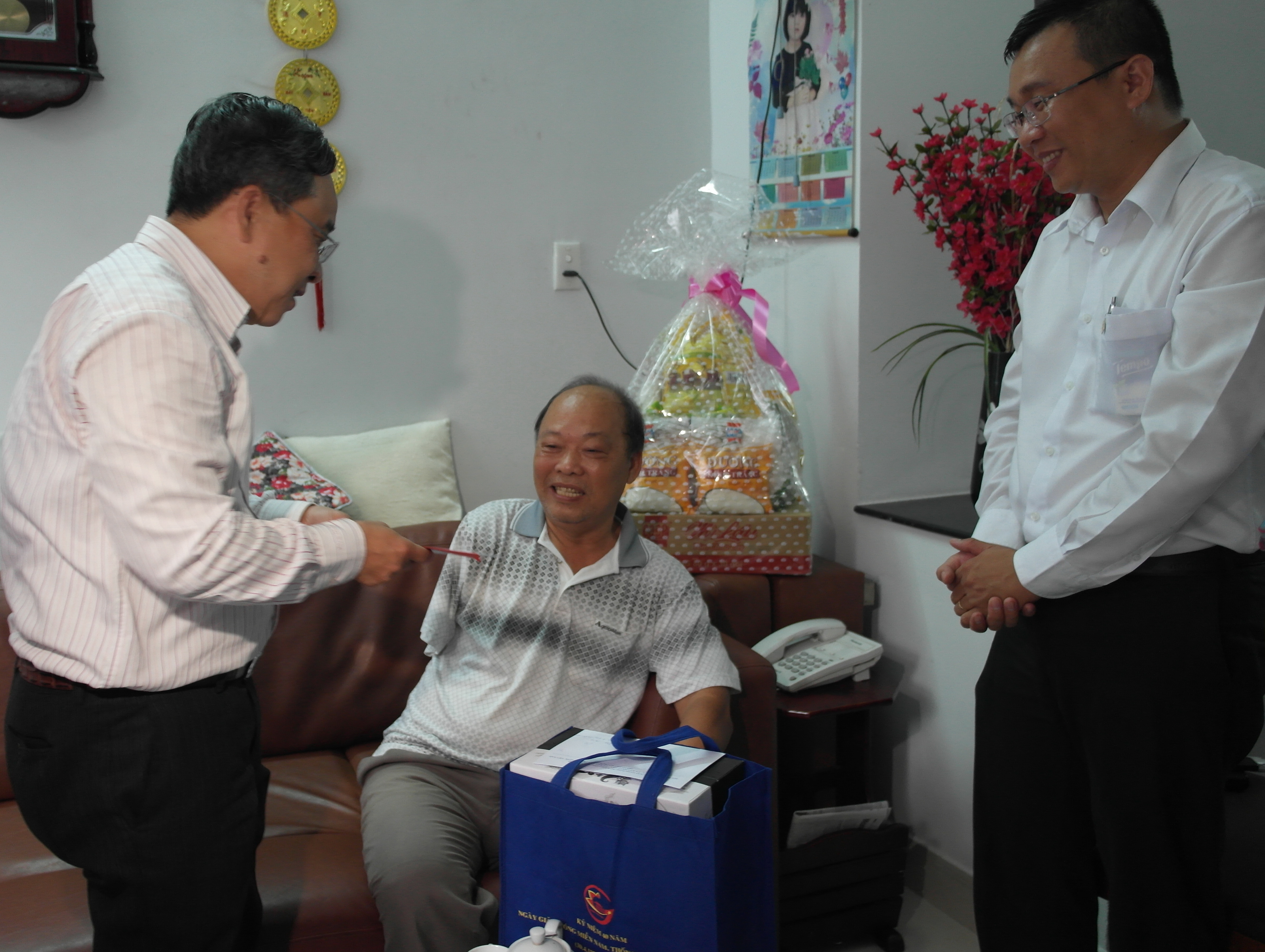 &Ocirc;ng Nguyễn Ngọc H&ograve;a tặng qu&agrave; cho thương binh L&ecirc; Đ&igrave;nh Dực. Ảnh: Thanh Nh&acirc;n