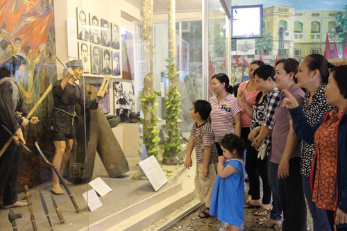CNVC-LĐ quận 1, TP HCM tham quan Bảo tàng TP HCM