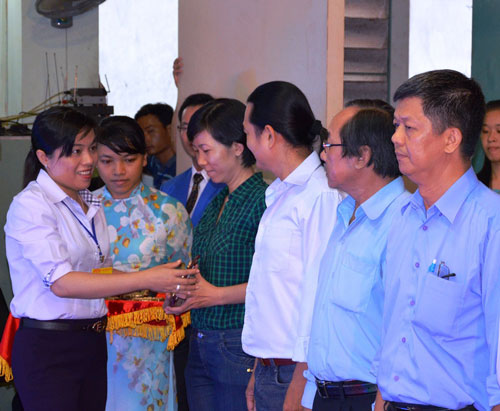Bà Nguyễn Trần Phượng Trân, Phó Chủ tịch LĐLĐ TP HCM, trao biểu trưng cho các giáo viên
