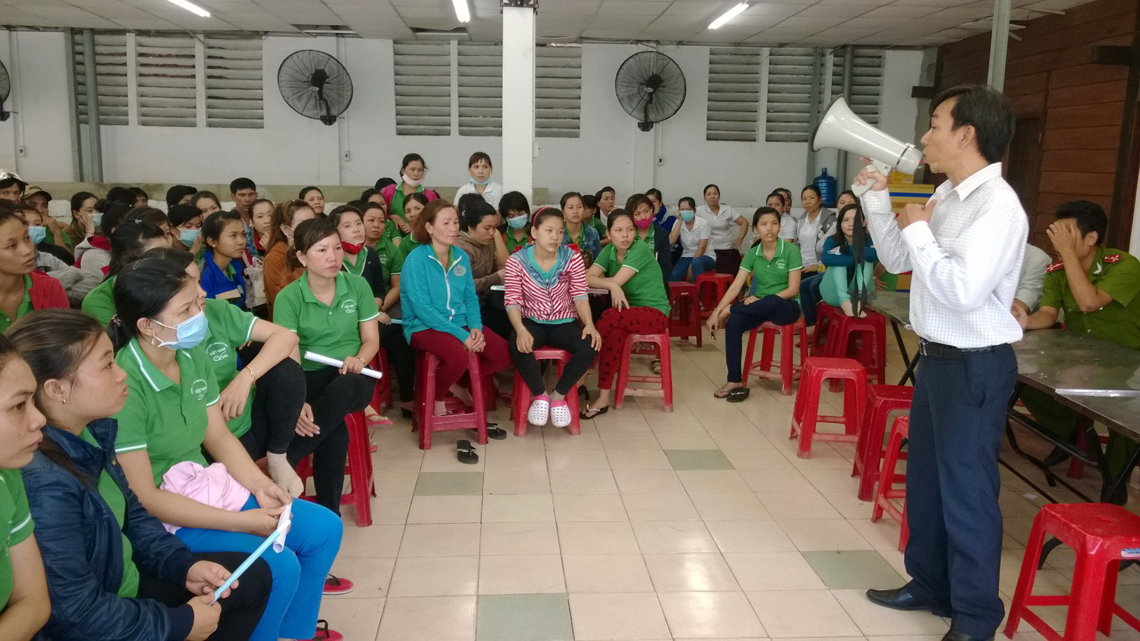 Cán bộ chuyên trách LĐLĐ quận 12, TP HCM, tham gia giải quyết ngừng việc tập thể