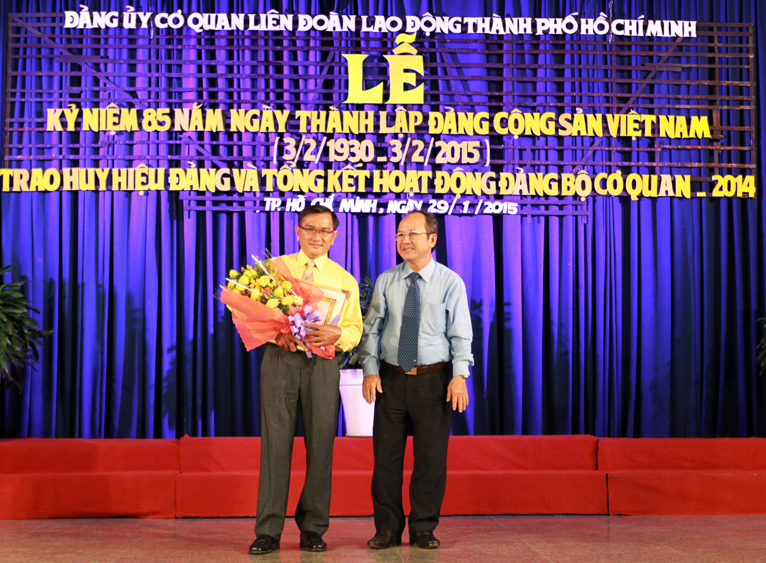 &Ocirc;ng Nguyễn Ho&agrave;ng Năng (b&igrave;a phải), B&iacute; thư Đảng ủy Khối D&acirc;n - Ch&iacute;nh - Đảng, trao huy hiệu 30 năm tuổi Đảng cho đảng vi&ecirc;n V&otilde; Văn Tấn, Chi bộ Trường Trung cấp C&ocirc;ng đo&agrave;n TP