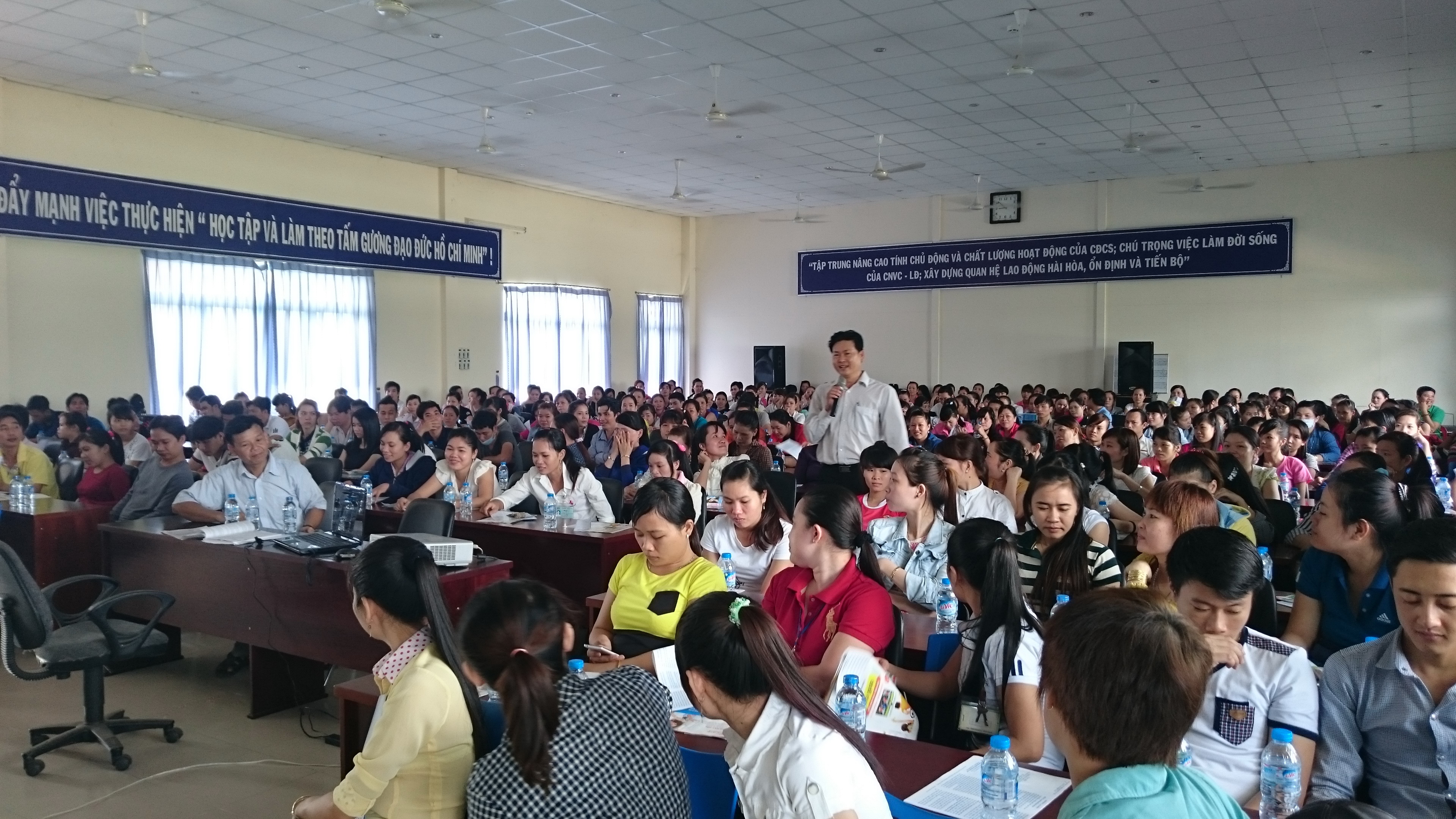 Cán bộ chuyên trách LĐLĐ huyện Củ Chi, TP HCM (đứng), phổ biến kiến thức pháp luật cho công nhân