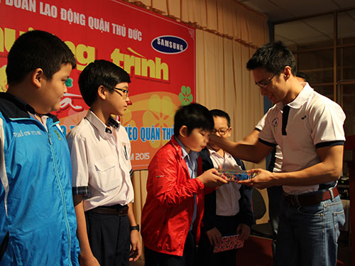 Đại diện Công ty Sam Sung tặng quà cho con CNVC-LĐ khó khăn Ảnh: HỒNG ĐÀO