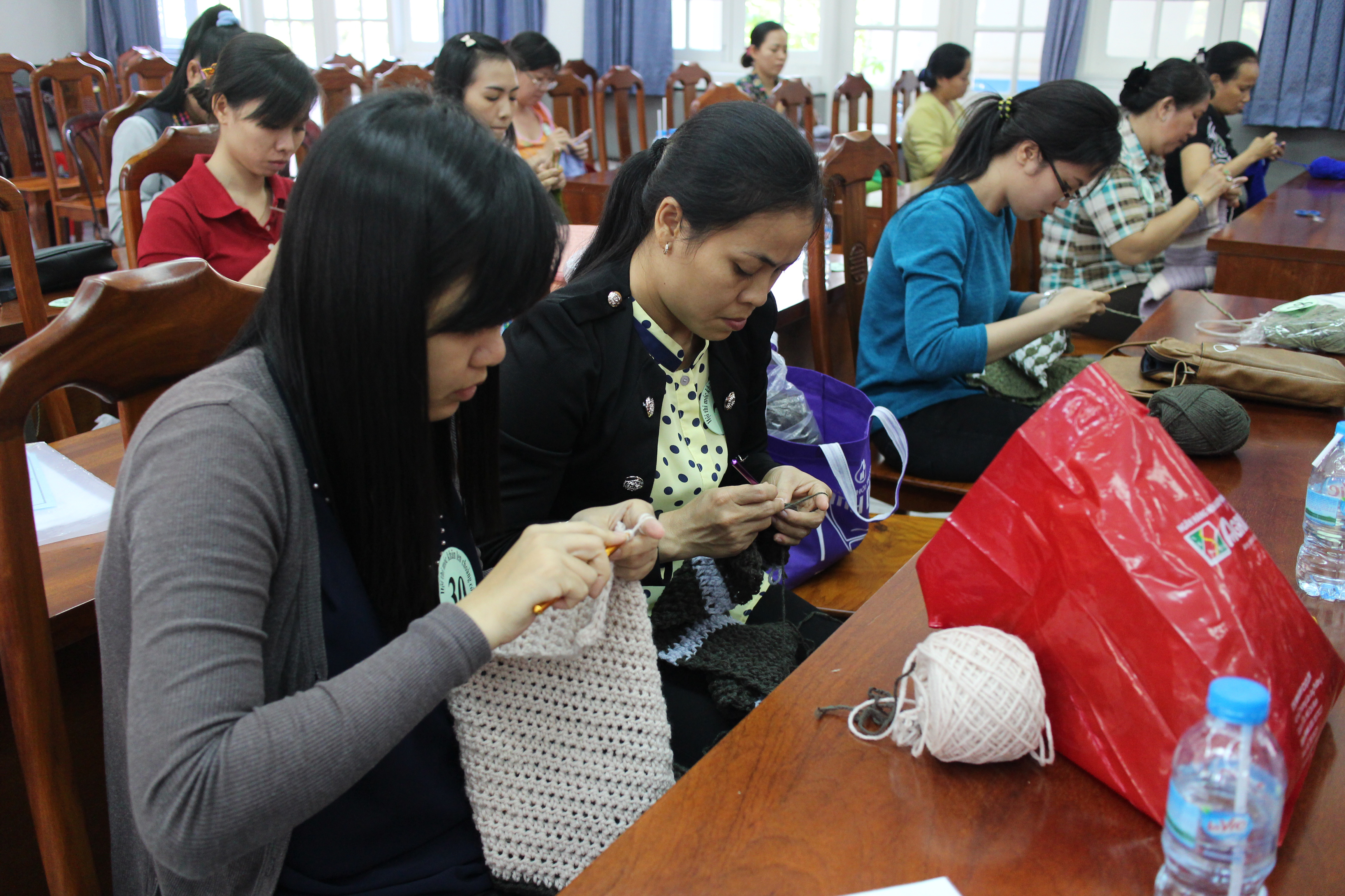 Th&iacute; sinh tham gia hội thi đan khăn len do LĐLĐ quận 5, TP HCM tổ chức
