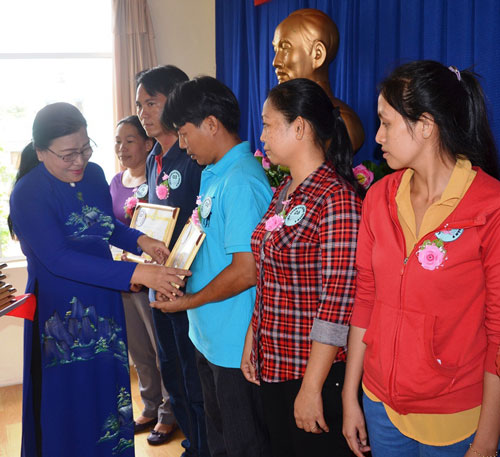 Tuyên dương 43  gia đình tiêu biểu