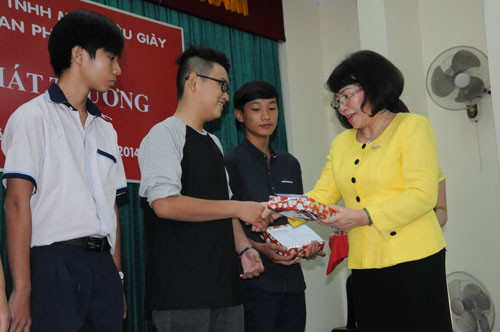 Khen thưởng 359 con công nhân