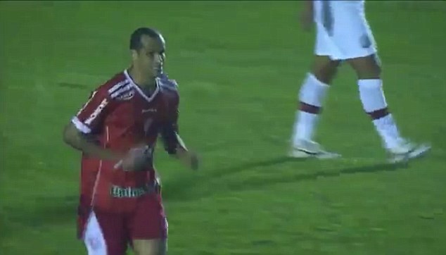 Rivaldo trong m&agrave;u &aacute;o Mogi Mirim ở tuổi 43