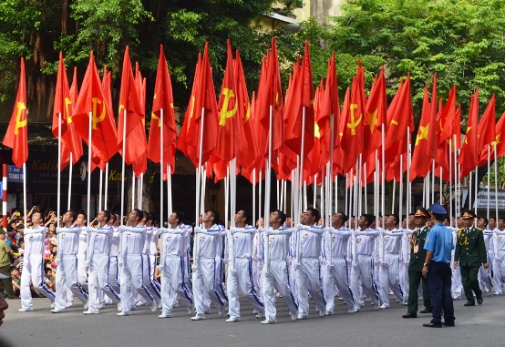 Đi đ&acirc;̀u là đ&ocirc;̣i H&ocirc;̀ng Kỳ