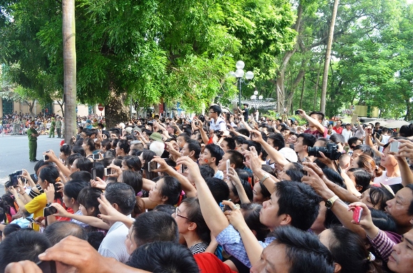 Người d&acirc;n h&ograve; reo v&agrave; ghi lại h&igrave;nh ảnh diễu binh