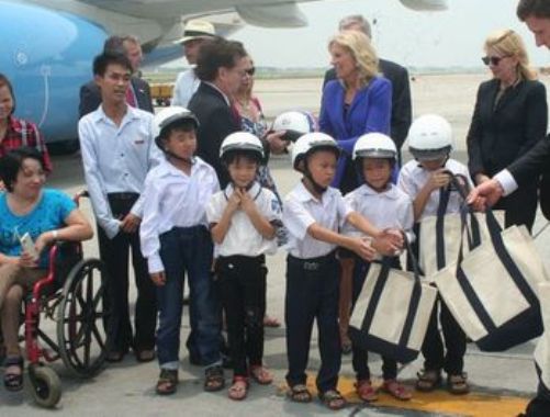 B&agrave; Jill Biden trao tặng mũ bảo hiểm cho c&aacute;c em nhỏ Việt Nam ngay khi vừa bước xuống m&aacute;y bay
