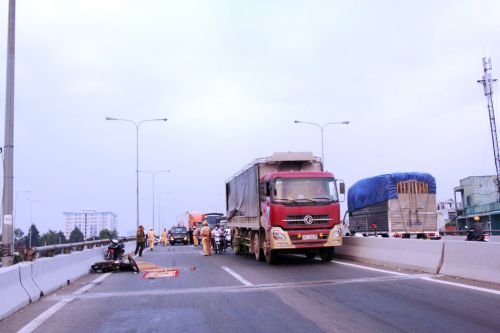 Tử nạn dưới bánh xe container trên cầu vượt An Sương