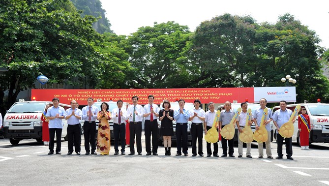 Đại diện Ban L&atilde;nh đạo VietinBank trao ch&igrave;a kh&oacute;a tượng trưng 5 xe &ocirc; t&ocirc; cứu thương cho tỉnh Quảng Ninh