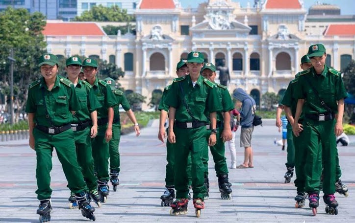 Đội TNXP sử dụng gi&agrave;y trượt patin ng&agrave;y ra qu&acirc;n