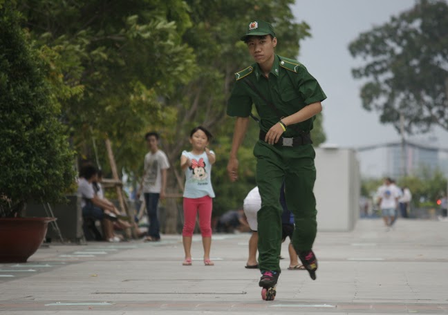 Gi&agrave;y trượt patin cũng gi&uacute;p c&aacute;c chiến sĩ TNXP tuần tra linh hoạt v&agrave; kiểm so&aacute;t t&igrave;nh h&igrave;nh an ninh khu vực hiệu quả hơn.
