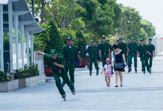Gi&agrave;y trượt patin kh&ocirc;ng chỉ gi&uacute;p c&aacute;c chiến sĩ TNXP l&agrave;m việc hiệu quả hơn m&agrave; c&ograve;n g&oacute;p phần mang lại h&igrave;nh ảnh gần gũi, năng động trong nhận thức của người d&acirc;n (Ảnh: Iskate Club)