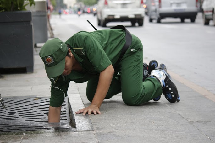 Một chiến sĩ TNXP đang sửa lại hệ thống tưới c&acirc;y tự động một c&aacute;ch nhanh ch&oacute;ng nhờ gi&agrave;y trượt patin
