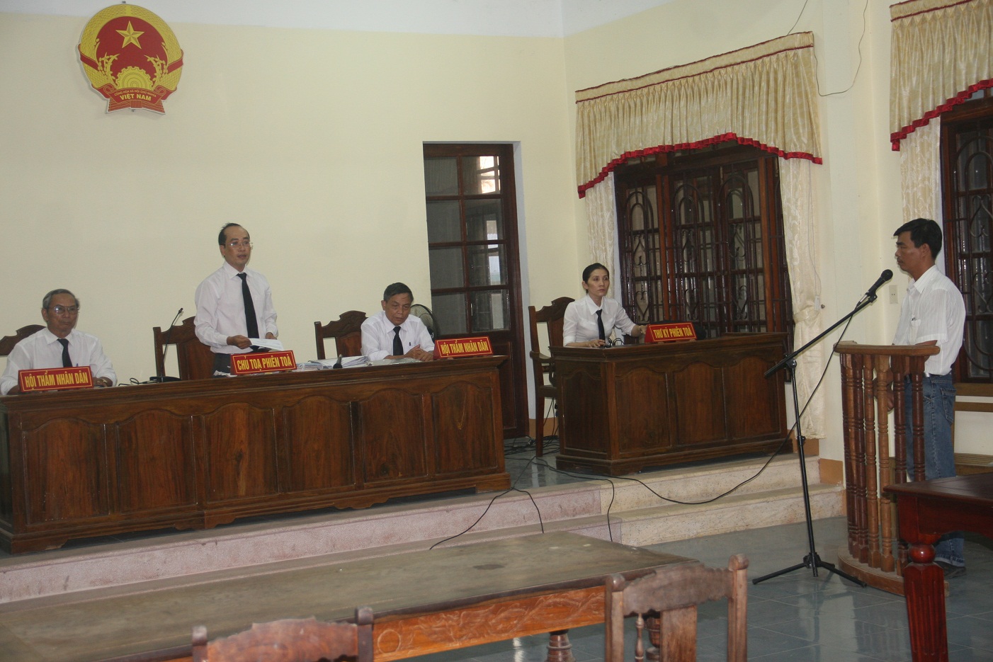 Nếu t&ograve;a l&agrave;m l&ocirc;i th&ocirc;i th&igrave; ch&uacute;ng t&ocirc;i sẽ chỉ đạo đưa l&ecirc;n tỉnh để x&eacute;t xử