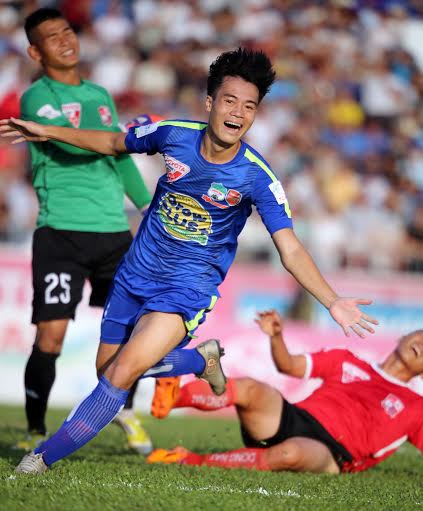 Văn To&agrave;n ăn mừng b&agrave;n thắng