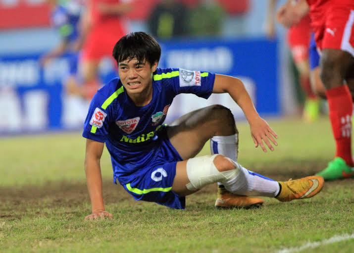 Văn To&agrave;n bất lực trước h&agrave;ng ph&ograve;ng thủ chơi quyết liệt của Hải Ph&ograve;ng ở v&ograve;ng 4 V-League