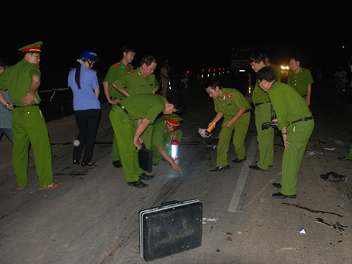 Xe tải tông thương vong 2 sĩ quan công an rồi bỏ trốn