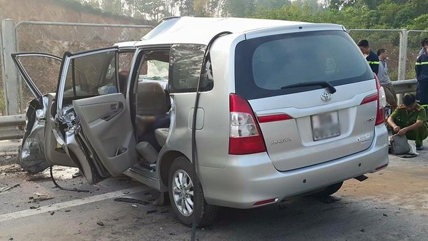 Cả 3 người H&agrave;n Quốc đều tử vong tr&ecirc;n chiếc Toyota Innova trong vụ tai nạn giao th&ocirc;ng kinh ho&agrave;ng - Ảnh: OtoFun