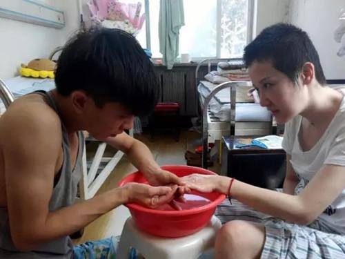 Túc trực bên bạn gái hôn mê 70 ngày, chàng trai vẫn bị từ hôn