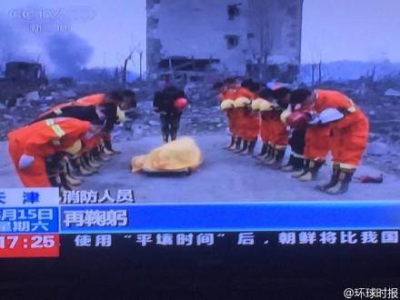 L&iacute;nh cứu hỏa tiễn biệt một đồng đội ng&atilde; xuống, Ảnh: Shanghaiist