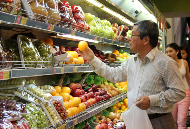 Tr&aacute;i c&acirc;y được b&aacute;n tại si&ecirc;u thị Lotte Mart