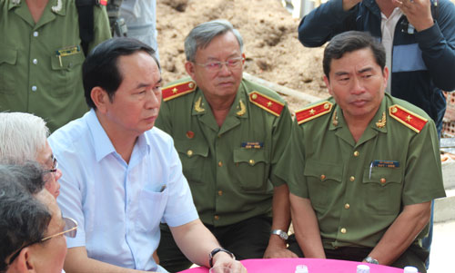 Bộ trưởng Bộ C&ocirc;ng an Trần Đại Quang (b&ecirc;n tr&aacute;i) đến hiện trường chia buồn c&ugrave;ng gia tộc đồng thời chỉ đạo điều tra vụ &aacute;nẢnh: Như Ph&uacute;