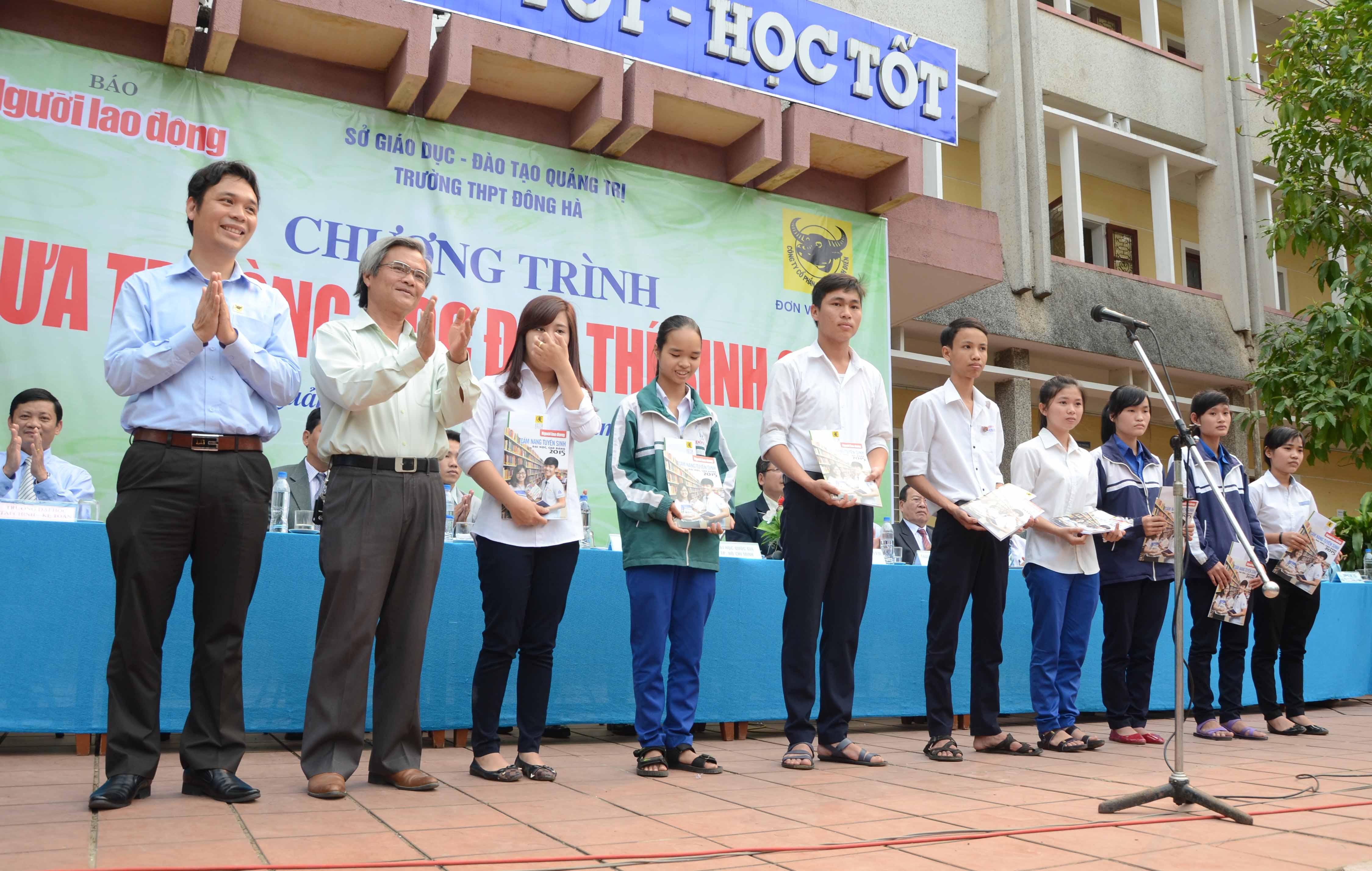 Đại diện C&ocirc;ng ty CP ph&acirc;n b&oacute;n B&igrave;nh Điền trao học bổng cho học sinh ngh&egrave;o vượt kh&oacute;