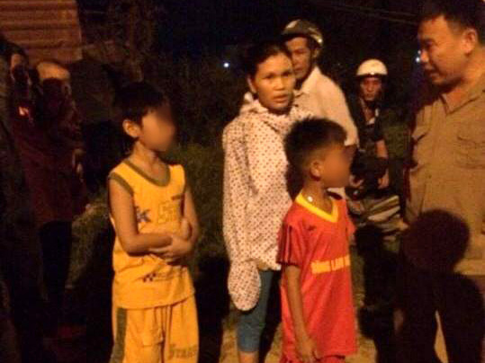 Bắt quả tang 2 trẻ em ném đá vào xe khách