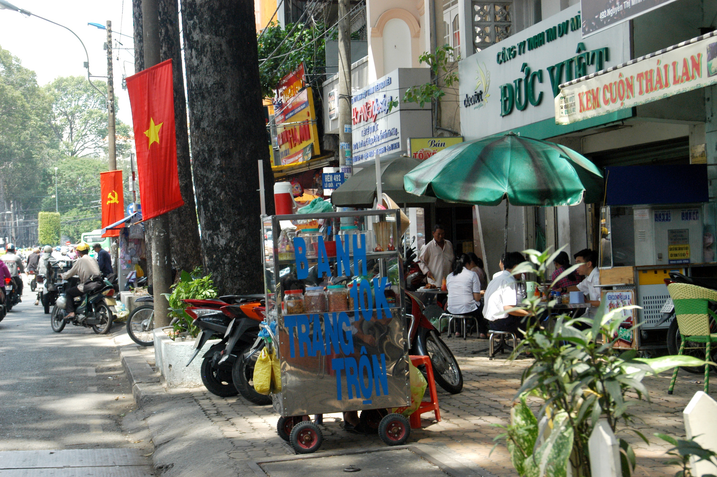 Kh&ocirc;ng chỉ xảy ra tr&ecirc;n địa b&agrave;n quận 3, đường Nguyễn Thị Minh Khai, đoạn chạy qua địa b&agrave;n quận 1, cũng bị đ&aacute;nh chiếm kh&ocirc;ng thương tiếc.