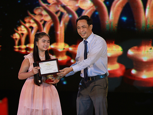 Cô bé rất hạnh phúc