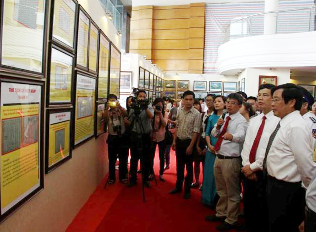 Bộ trưởng Bộ Th&ocirc;ng tin-Truyền th&ocirc;ng Nguyễn Bắc Son (b&igrave;a phải) c&ugrave;ng l&atilde;nh đạo tỉnh Thanh H&oacute;a tại triển l&atilde;m