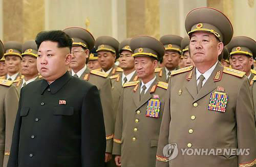 Bộ trưởng Quốc ph&ograve;ng Triều Ti&ecirc;n Hyon Yong-chol (phải) v&agrave; nh&agrave; l&atilde;nh đạo Kim Jong-un  Ảnh: YONHAP