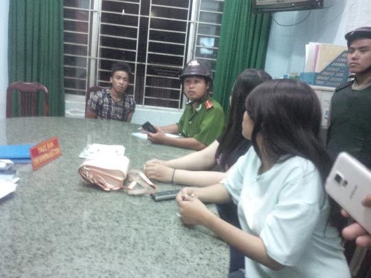 Bị 2 cô gái và công an truy đuổi, 2 tên cướp rớt sông Đồng Nai