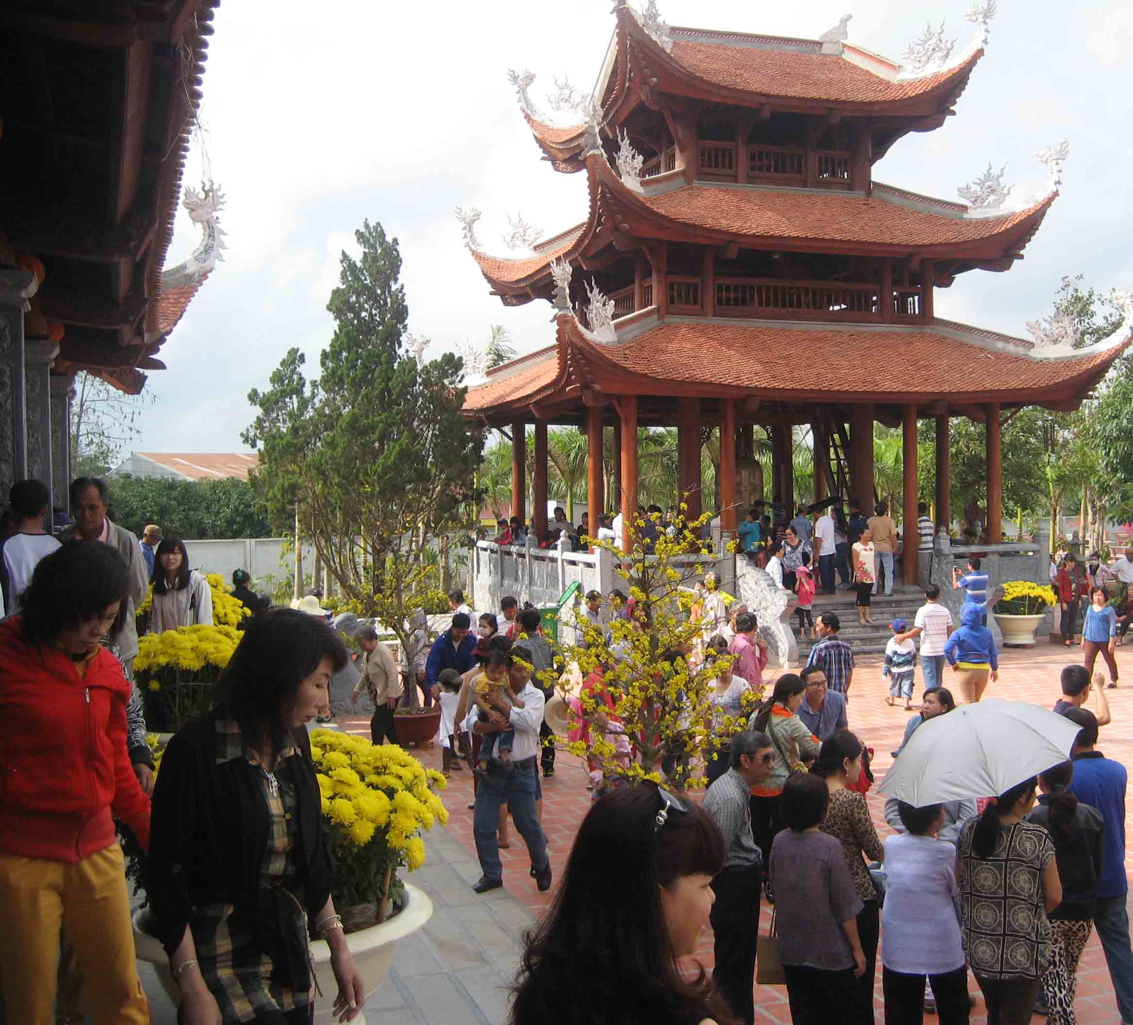 Trong những ngày Tết vừa qua, mỗi ngày có khoảng một chục ngàn lượt khách hành hương đến đây