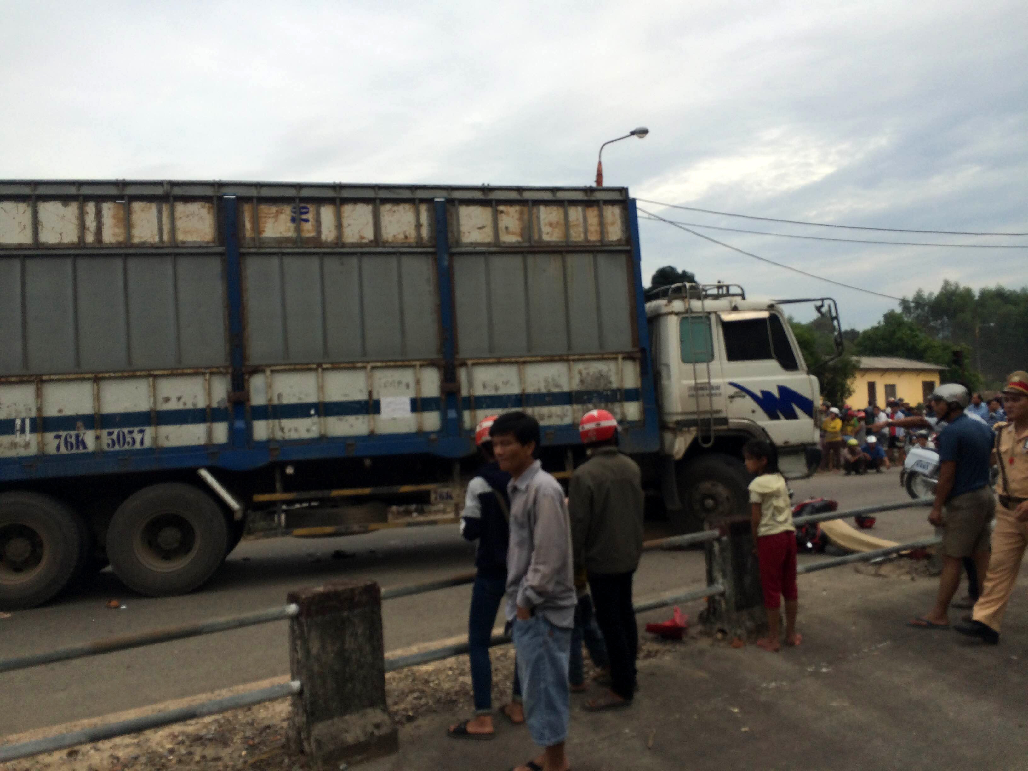 Hiện trường vụ tai nạn khiến 4 người trong gia đ&igrave;nh tử vong. Ảnh: CTV