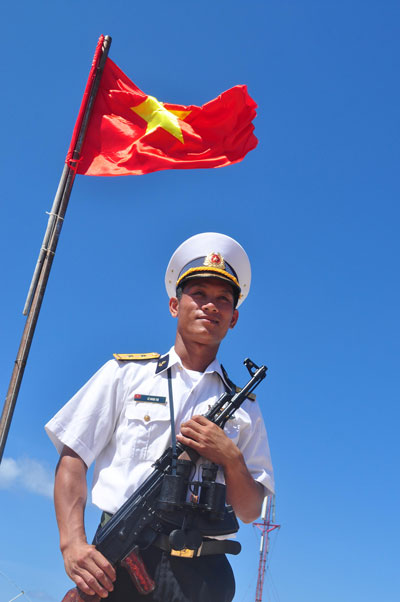 Chiến sĩ hải qu&acirc;n Việt Nam canh g&aacute;c tr&ecirc;n đảo Đ&aacute; T&acirc;y (quần đảo Trường Sa) Ảnh: Quang Li&ecirc;m