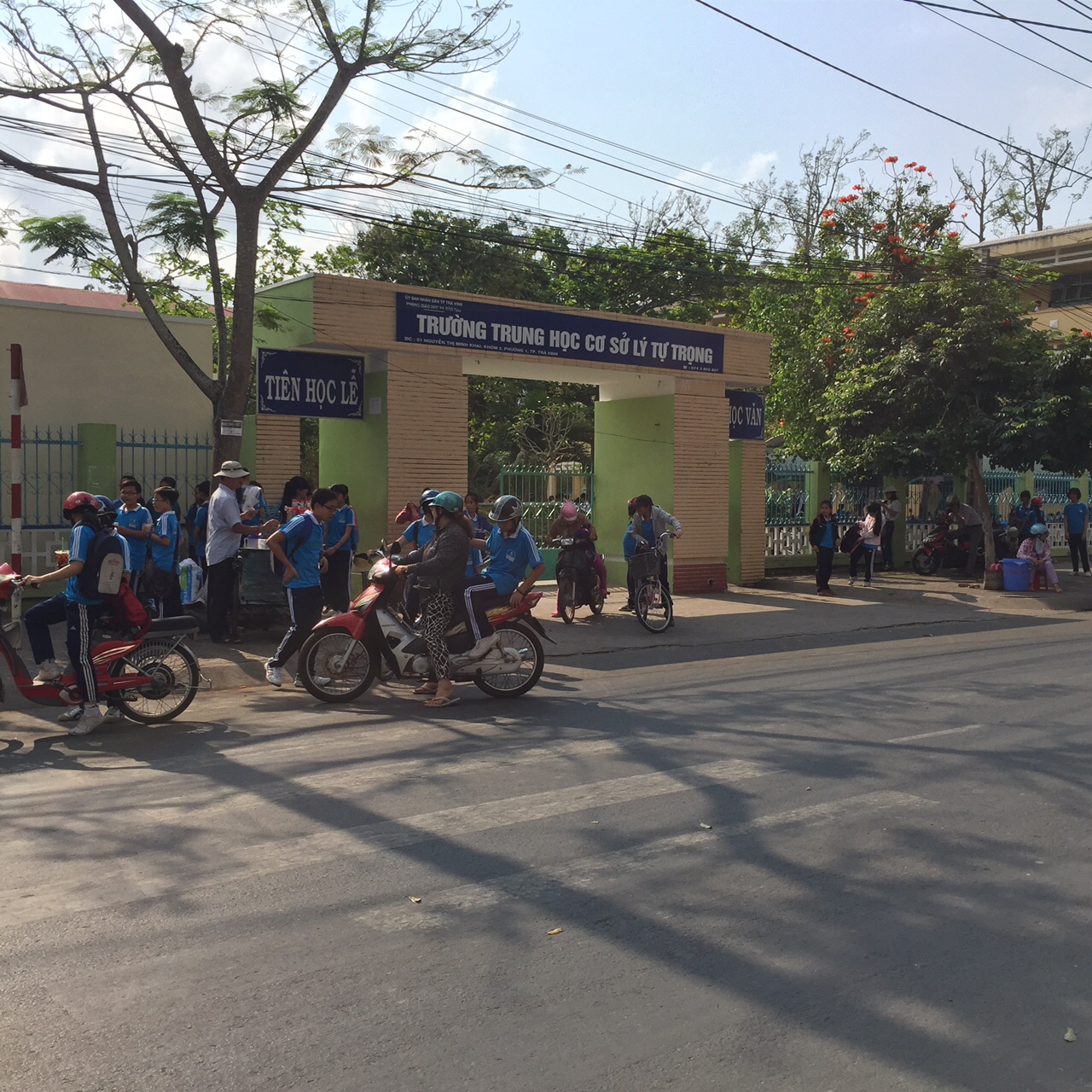 Trường THCS L&yacute; Tự Trọng (TP Tr&agrave; Vinh), nơi xảy ra vụ nữ sinh bị bạn đ&aacute;nh hội đồng g&acirc;y x&ocirc;n xao dư luận trong thời gian vừa qua.