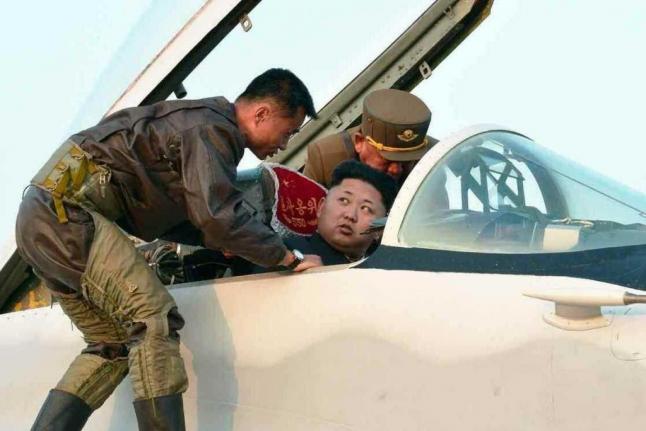 &Ocirc;ng Kim Jong-un thị s&aacute;t một s&acirc;n bay năm 2014. Ảnh: KCNA/Yonhap