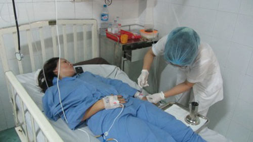 Mẹ pha thuốc diệt cỏ vào sữa cho 2 con uống rồi tự tử