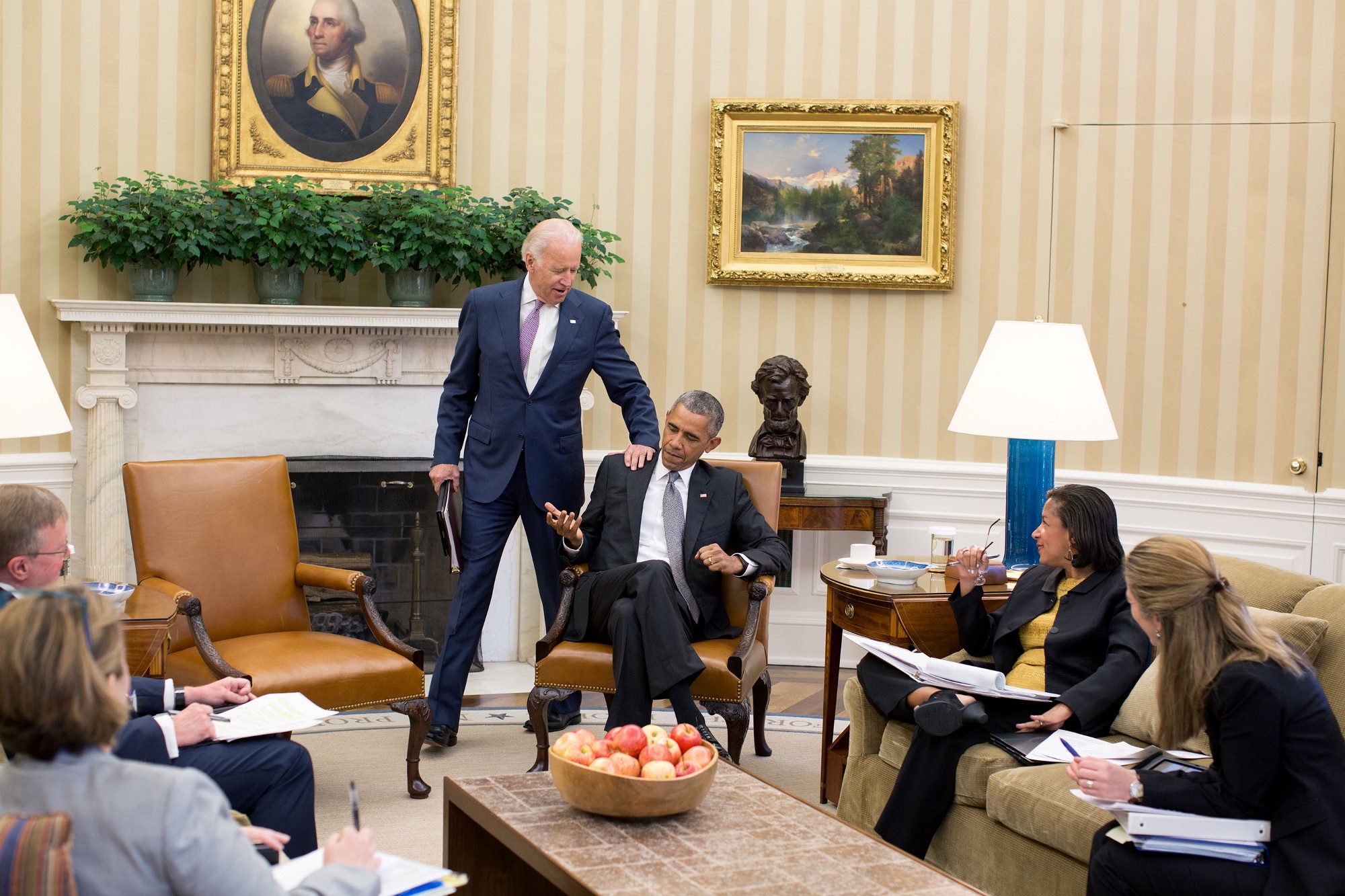 Nhận sự ch&uacute;c mừng của Ph&oacute; Tổng thống Joe Biden. Ảnh: Nh&agrave; Trắng