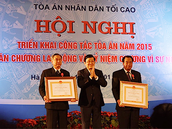 Chủ tịch nước Trương Tấn Sang trao Hu&acirc;n chương Lao động cho c&aacute;c c&aacute; nh&acirc;n c&oacute; th&agrave;nh t&iacute;ch xuất sắc trong c&ocirc;ng t&aacute;c ng&agrave;nh t&ograve;a &aacute;n