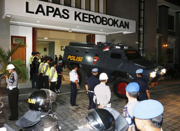 2 tử t&ugrave; &Uacute;c rời nh&agrave; t&ugrave; Kerobokan ở Bali từ rạng s&aacute;ng 4-3. Ảnh: Reuters