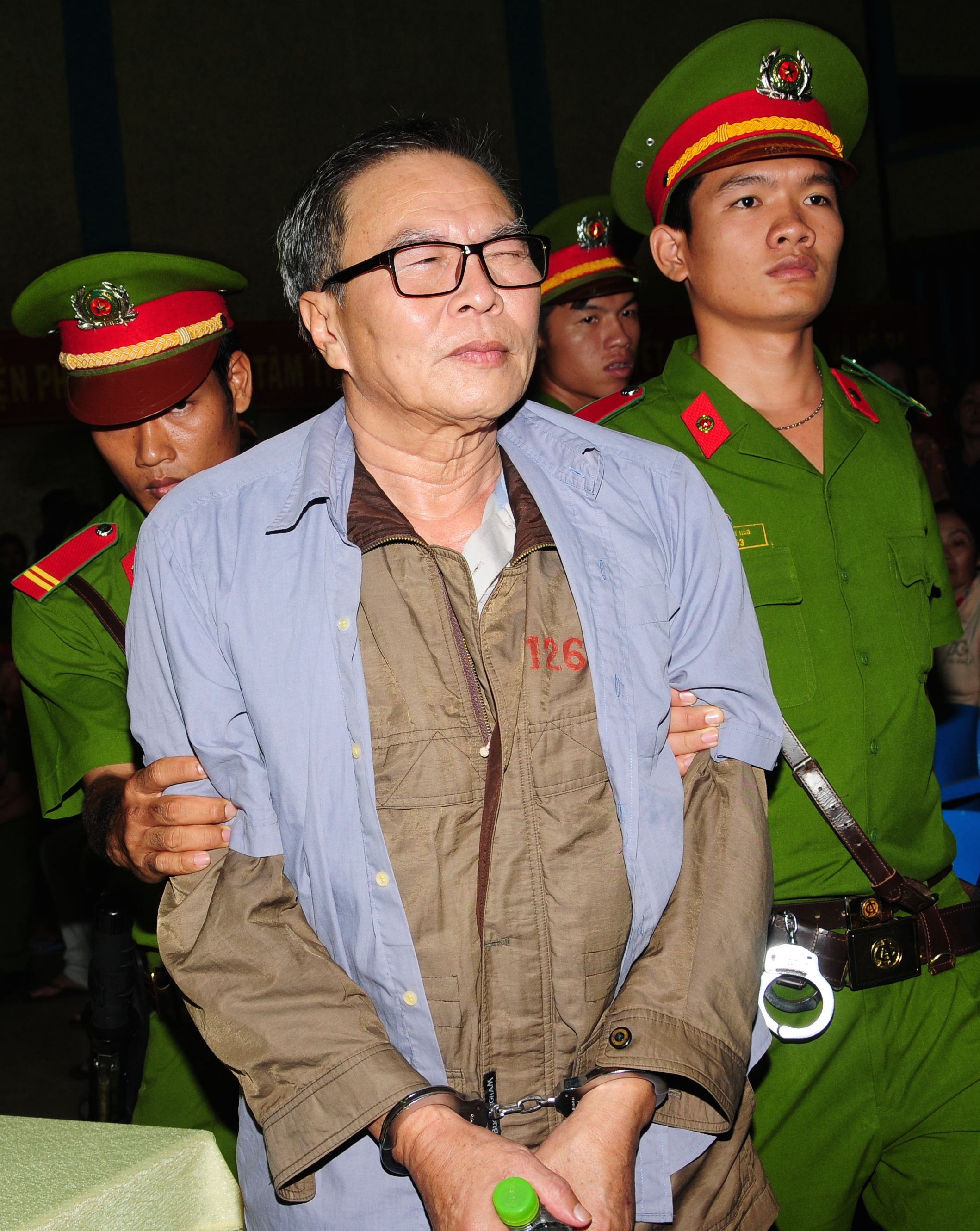  Tuấn &ldquo;gấu&rdquo; đang hầu t&ograve;a.