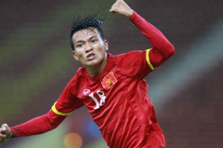 Thanh Tùng ăn mừng cú hat-trick của mình
